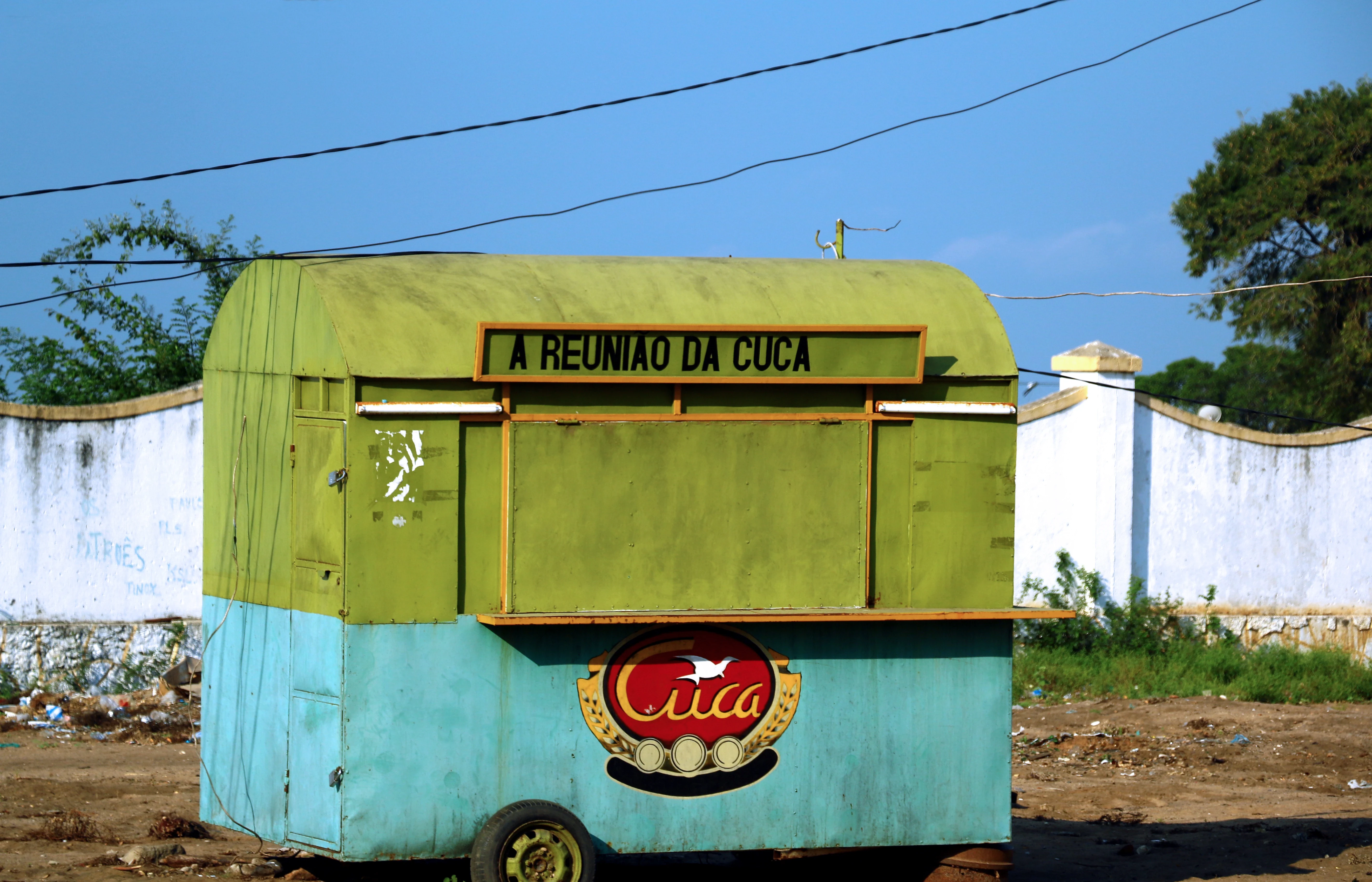 A Reunião da Cuca, green and blue beer stand