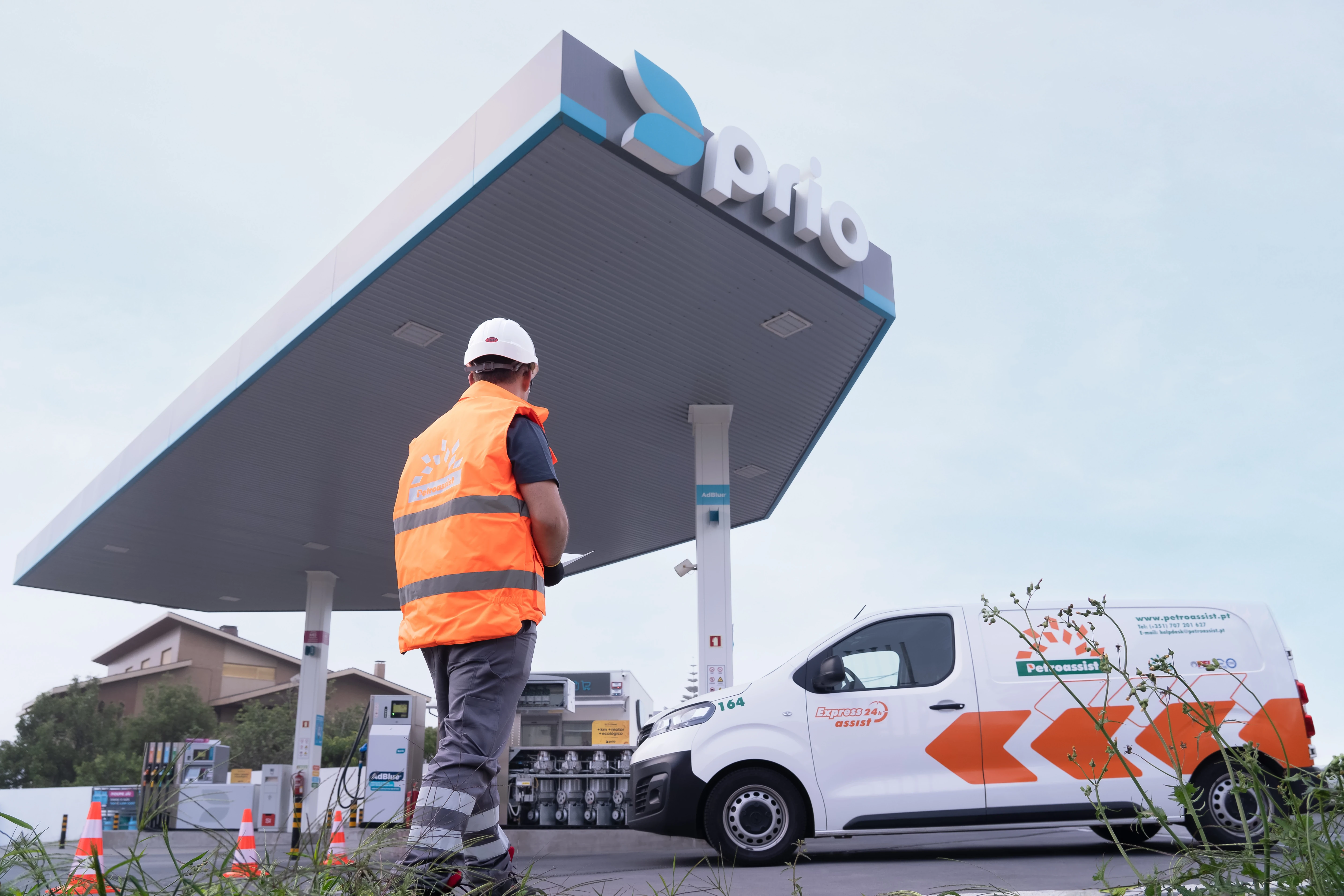 Petroassist technician at PRIO station: field service and installation